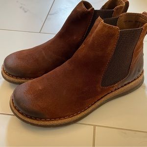Born 10/43 Brown Chelsea boot GUC